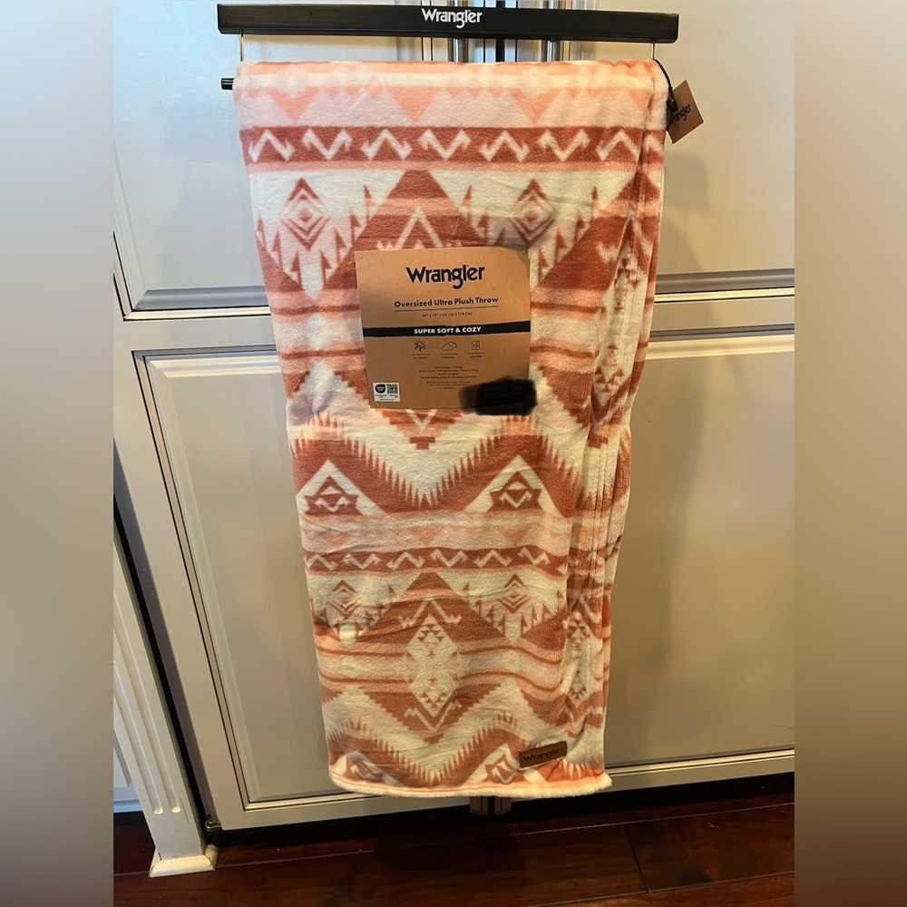 Wrangler Ultra Plush Throw Blanket in Pink and White